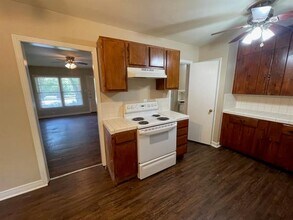 101 W McCoulskey St in Terrell, TX - Building Photo - Building Photo