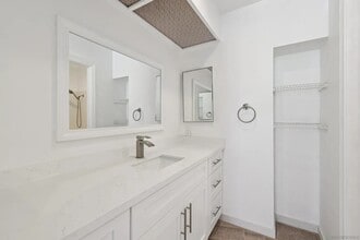 3525 Lebon Dr, Unit 304 in San Diego, CA - Building Photo - Building Photo