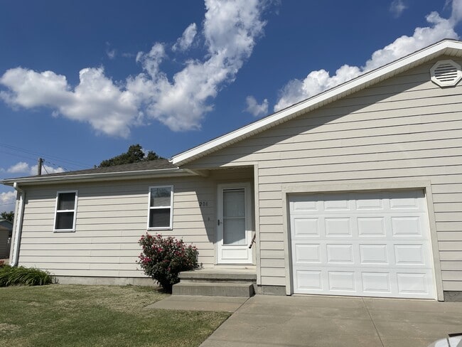 property at 206 W Albro St