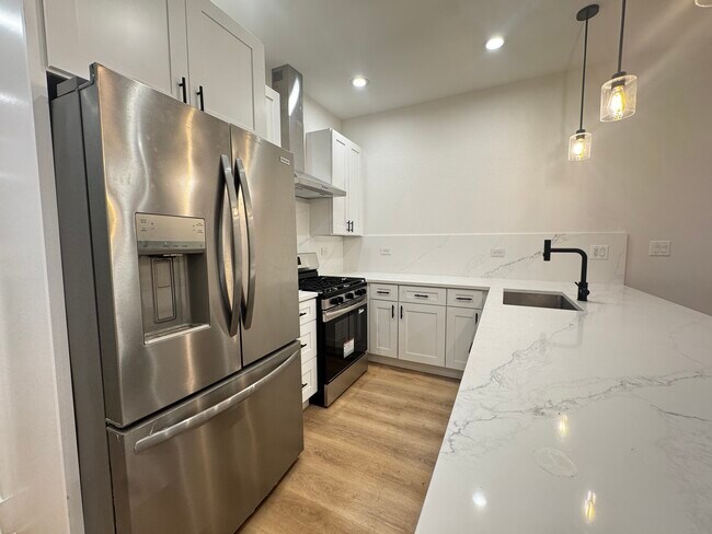 2425 W Cortez St, Unit G in Chicago, IL - Building Photo - Building Photo