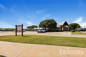 2057 Wildwood Dr in Forney, TX - Foto de edificio - Building Photo