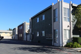 Hemlock Villas in Imperial Beach, CA - Building Photo - Building Photo