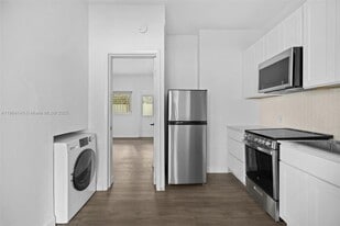 2822 Pine Tree Dr in Miami Beach, FL - Building Photo