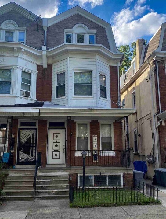 63 W Sharpnack St, Unit 3 in Philadelphia, PA - Building Photo