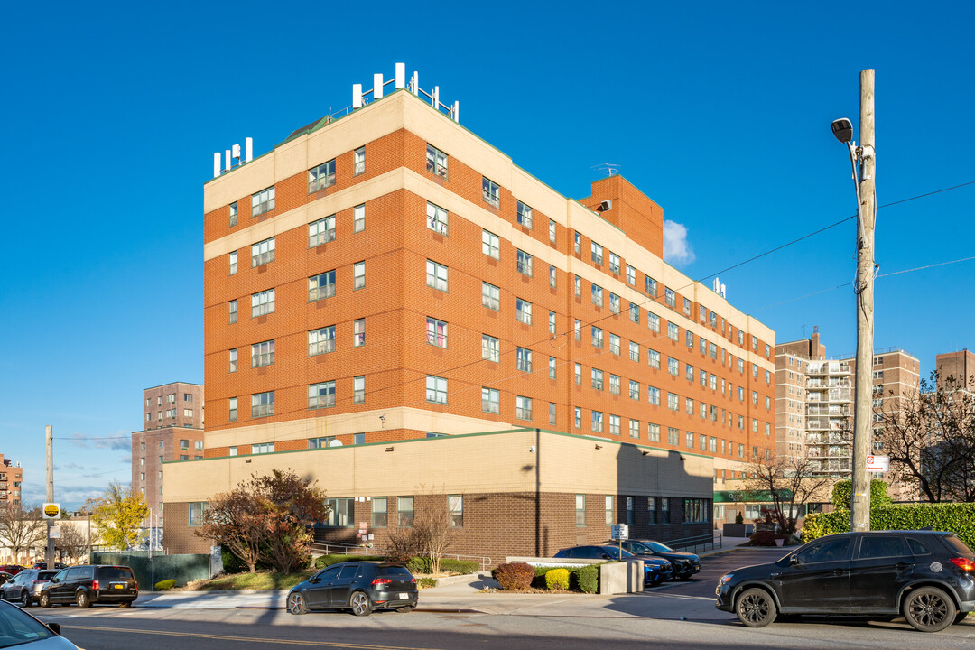 Queens Way in Woodside, NY - Foto de edificio