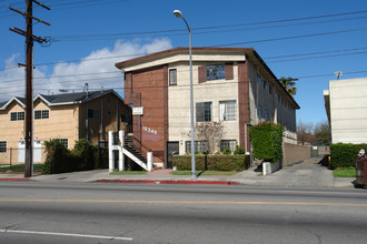 15349 Vanowen St in Van Nuys, CA - Foto de edificio - Building Photo