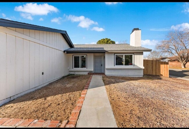 1041 Landsford St in Lancaster, CA - Building Photo - Building Photo