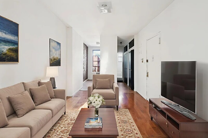 323A E 89th St in New York, NY - Building Photo