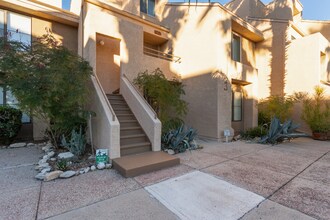 5675 N Camino Esplendora in Tucson, AZ - Building Photo - Building Photo