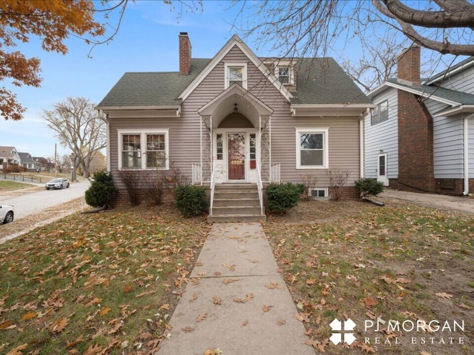 4528 Woolworth Ave in Omaha, NE - Building Photo