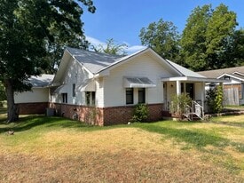 120 Carthel St in Mount Vernon, TX - Building Photo
