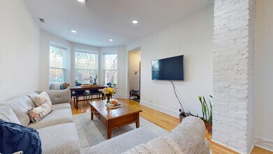 3233 N Wilton Ave in Chicago, IL - Foto de edificio - Building Photo