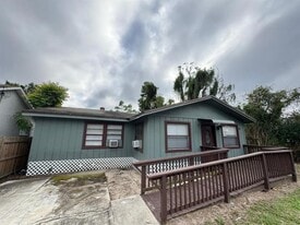 140 E 12th St in Apopka, FL - Building Photo