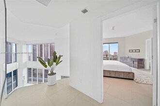 60 SW 13th St, Unit 2600 in Miami, FL - Building Photo - Building Photo