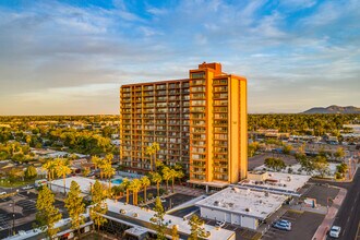 Landmark in Phoenix, AZ - Foto de edificio - Building Photo