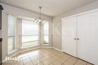 911 Blewitt Dr in Cedar Hill, TX - Foto de edificio - Building Photo