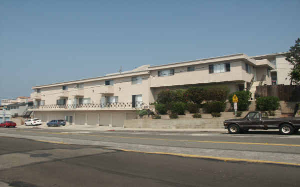 501 N Irena in Redondo Beach, CA - Foto de edificio