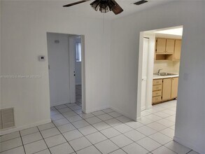 7101 NW 24th St in Sunrise, FL - Building Photo - Building Photo