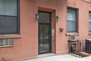 213 E 88th St in New York, NY - Foto de edificio - Building Photo