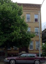 66-91 60th Pl in Flushing, NY - Building Photo