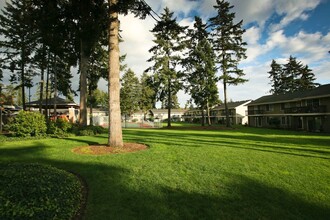 Meridian Firs Apartments in Puyallup, WA - Foto de edificio - Building Photo