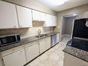 1701 Lobdell Ave in Baton Rouge, LA - Foto de edificio - Building Photo