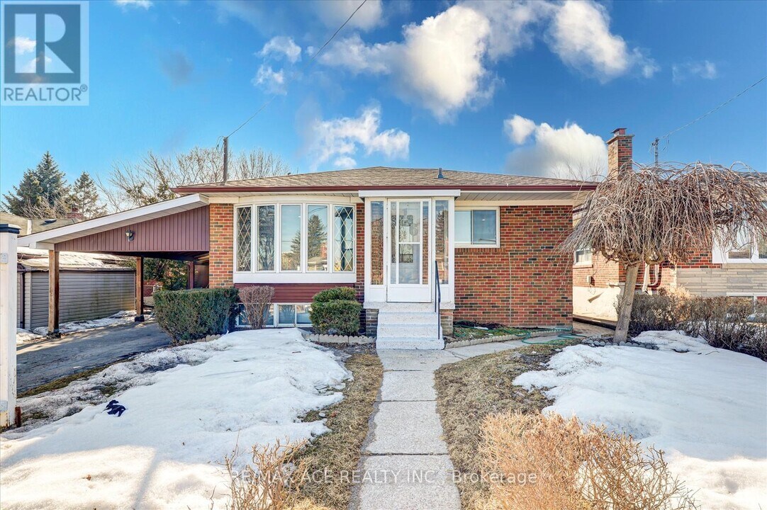 16 Roseglor Crescent in Toronto, ON - Building Photo