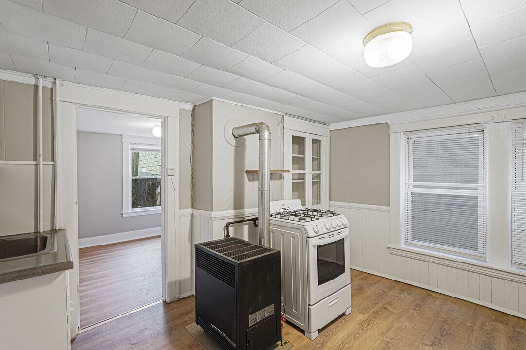 10 1/2 Ellsworth St in Worcester, MA - Building Photo