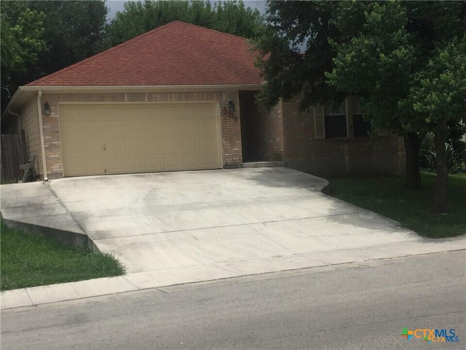 1140 Hilltop Dr in San Marcos, TX - Building Photo