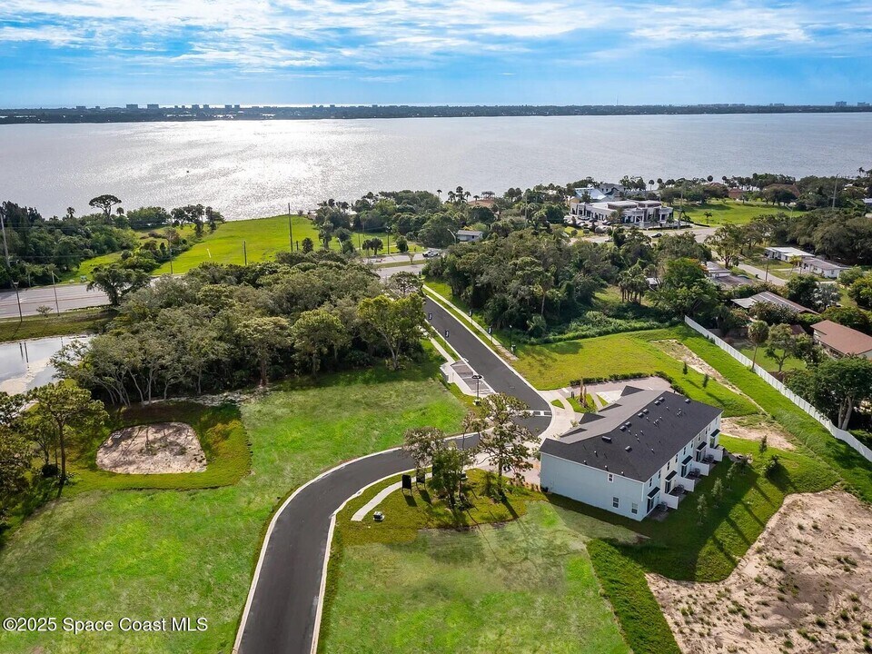 1865 Kendall Pointe Pl in Melbourne, FL - Foto de edificio