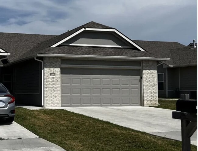 property at 8160 E 34th Ct S