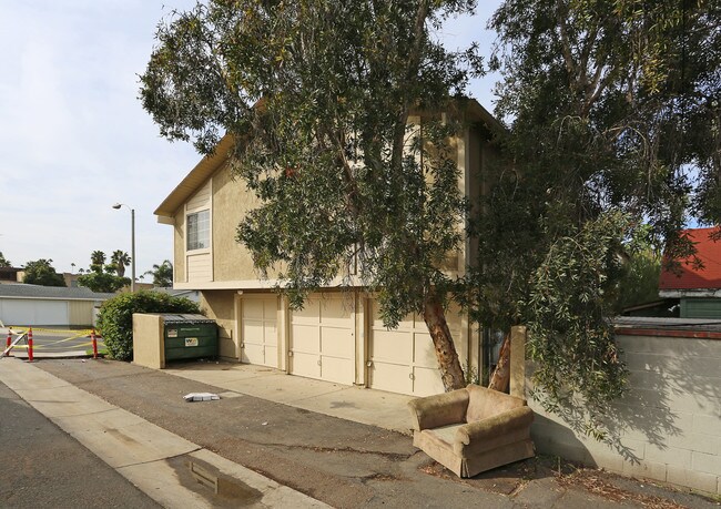 402 N Clementine St in Oceanside, CA - Foto de edificio - Building Photo