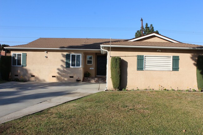 1425 W Roberta Ave in Fullerton, CA - Foto de edificio - Building Photo