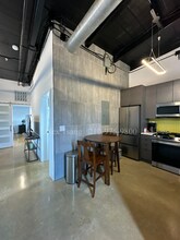 811 Montana St in San Antonio, TX - Foto de edificio - Building Photo