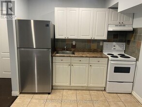 156 Townsgate Dr in Vaughan, ON - Building Photo - Building Photo