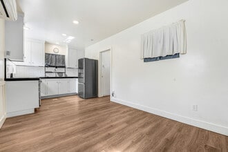 10920 White Oak Ave in Granada Hills, CA - Building Photo - Building Photo
