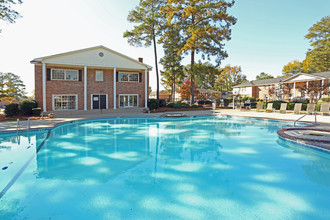 Woodland Village Apartments in Columbia, SC - Foto de edificio - Building Photo