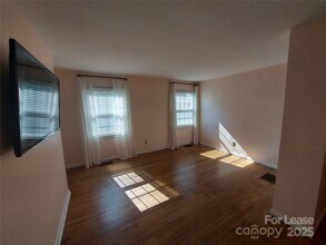 557 Wakefield Dr in Charlotte, NC - Building Photo - Building Photo