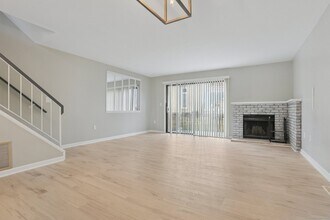 335 Monticello Dr, Unit 1D in Branford, CT - Building Photo - Building Photo