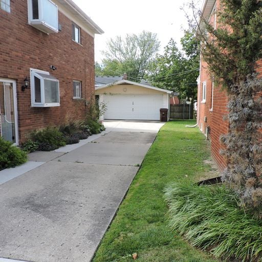 1985 Vernier Rd in Grosse Pointe Woods, MI - Building Photo - Building Photo