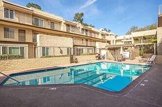 13754 Mango Dr in Del Mar, CA - Foto de edificio - Building Photo