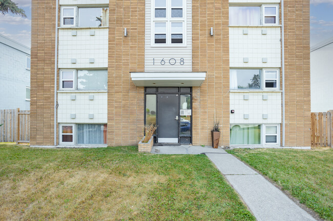 1606 38 St SW in Calgary, AB - Building Photo - Building Photo