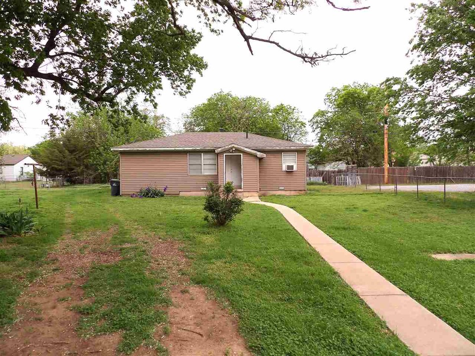 1805 NW Andrews Ave in Lawton, OK - Foto de edificio