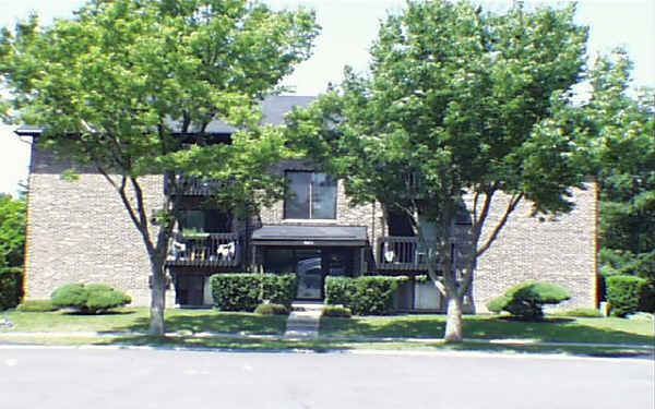 8302-8358 Woodland Dr in Darien, IL - Building Photo - Building Photo