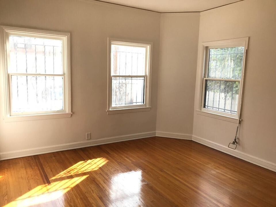 626 Cochran Ave in Los Angeles, CA - Building Photo