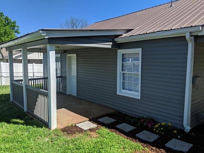 property at 1516 Oakwood Ave NE