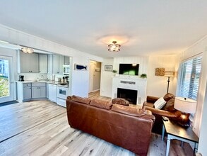 1554 NW 35th Pl, Unit A in Lincoln City, OR - Building Photo - Building Photo