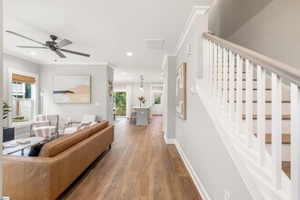 570 Lowndes Hill Rd in Greenville, SC - Building Photo - Building Photo