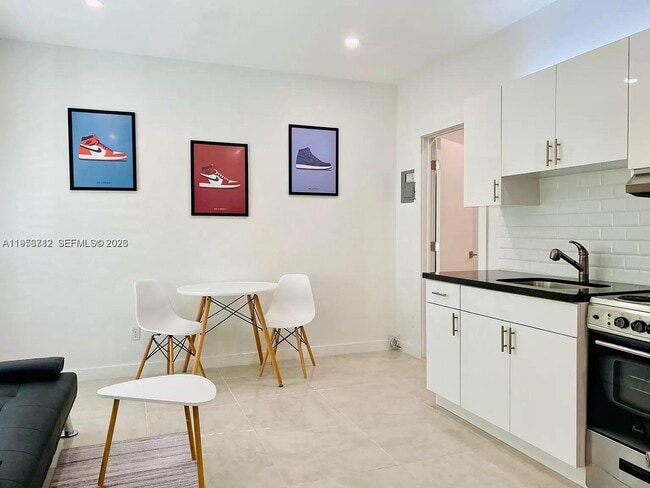 319 W 28th St in Miami Beach, FL - Building Photo - Building Photo