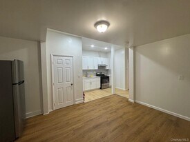 13 Center St in Middletown, NY - Building Photo